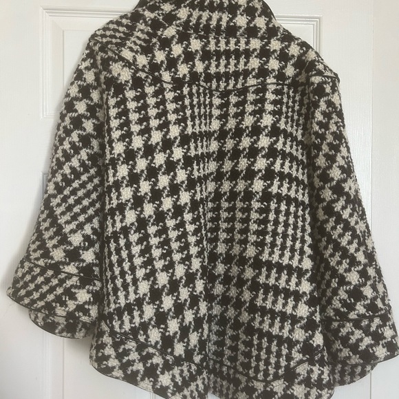 Gorgeous Houndstooth Cape, black, Ivory, button closure. Small, gently used. - Picture 14 of 14